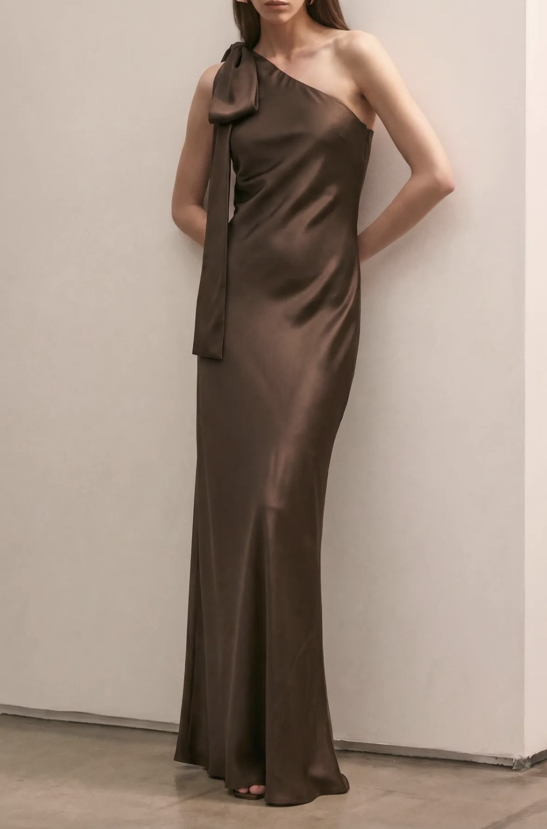 One shoulder satijnen maxi dress